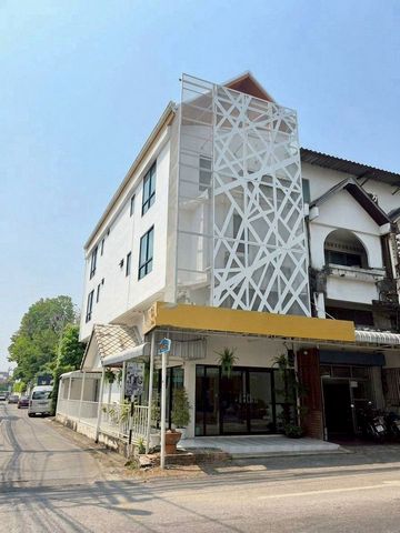 โซนพระสิงห์ ให้เช่า 100,000 บาท/เดือน ขาย 22 ล้าน Hostel 3.5 ชั้น ทำเลทอง กลางเมืองเชียงใหม่ #ใกล้ถนนคนเดินท่าแพ เพียง 350 ม. โอกาสลงทุน พร้อมเปิดต่อยอดได้ทันที!รายละเอียดทรัพย์อาคาร 3.5 ชั้น + ชั้นลอยห้องมุม ติดถนน หลัง วัดพระสิงห์วรมหาวิหารหน้ากว้าง 4.5 ม. ลึก 16 ม. + ระเบียง 1 ม.ฟังก์ชันภายใน7 ห้องนอน (รองรับมากกว่า 20 คน)12 ห้องน้ำ10 ห้องอาบน้ำ (แยกชาย-หญิง)ชั้น 1 มีห้องกระจก (ทำ Tour / Reception ได้)ให