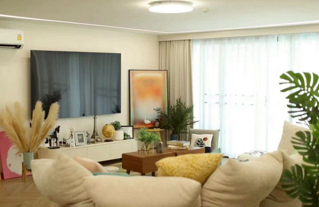 ให้เช่าคอนโดหรู 70,000 บาท/เดือน #TheOne Condo 220 ตรม. 4 นอน 4 น้ำ ห้องขนาดใหญ่พิเศษ อยู่สบาย โปร่งโล่ง #เฟอร์นิเจอร์ครบ พร้อมเข้าอยู่ เหมาะสำหรับครอบครัว หรือผู้ที่ต้องการพื้นที่ใช้สอยเยอะขนาด 220 ตร.ม.อาคาร D ชั้น 74 ห้องนอน 4 ห้องน้ำห้องนั่งเล่นห้องครัวระเบียงเพียงก้าวเข้ามา…คุณจะรู้ว่าที่นี่ “ไม่ใช่แค่คอนโด แต่คือบ้านระดับลักชัวรี่ใจกลางเมือง” พื้นที่กว้างขวาง หายาก! ตอ�