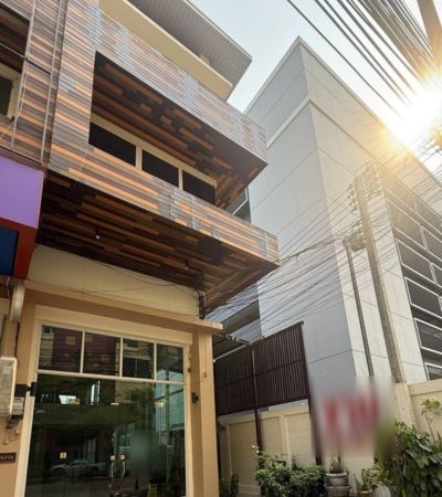 ขาย 8.2 ล้านบาท (ฟรีโอน)อาคารพาณิชย์ 3.5 ชั้น (CBP)ใกล้สถานกงสุลสหรัฐฯและ Central Festival เชียงใหม่และโซนธุรกิจเชียงใหม่.รายละเอียดทรัพย์• อาคารพาณิชย์ 3.5 ชั้น• เนื้อที่ 16 ตารางวา• พื้นที่ใช้สอยประมาณ 230 ตารางเมตร• 2 ห้องนอน• 3 ห้องน้ำ• จอดรถได้ 1 คัน.ฟังก์ชันแต่ละชั้น• ชั้น 1 : ห้องโถง + ห้องน้ำ + ชั้นลอย• ชั้น 1 ด้านหลัง : ครัว + ลานซักล้าง• ชั้น 2 : ห้องนั่งเล่น / ออฟฟิศ + พื้นที่เก็บของ• ช�