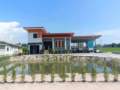 บ้านพักตากอากาศ ห่างจากถนนบางนาตราดแค่ 10 นาที บ้านเดี่ยว 2 ชั้น บนที่ดินขนาดใหญ่ 275.5 ตร.วา พื้นที่ใช้สอย 225 ตร.ม ท่ามกลางบรรยากาศเงียบสงบ ล้อมรอบด้วยธรรมชาติ.TPI-3052.ตัวบ้านขนาด 225 ตร.ม. ฟังก์ชันครบ 3 ห้องนอน 2 ห้องน้ำ พร้อมห้องอเนกประสงค์ จอดรถได้ถึง 5 คันควบคุมการก่อสร้างเอง โครงสร้างแข็งแรง ลงเสาเข็มอย่างดี และเลือกใช้กระเบื้องแกรนิตโต้คุณภาพจากบุญถาวร.จุดเด่นคื�