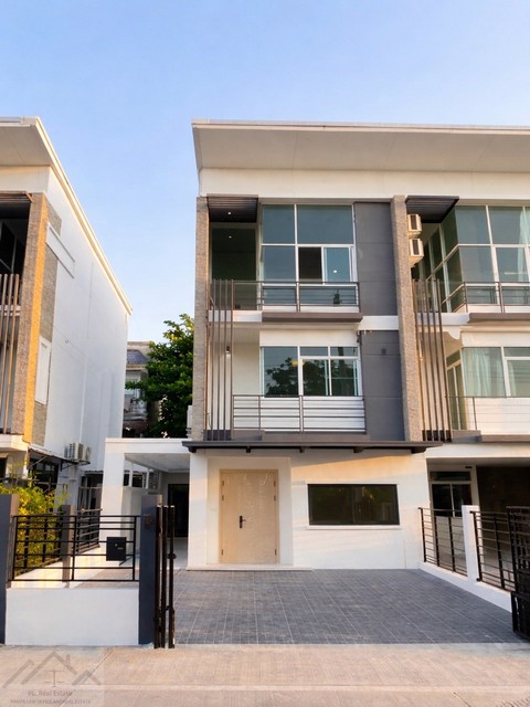 ให้เช่าทาวน์โฮม 3 .5 ชั้น แปลงมุม 4 ห้องนอน นาคนิวาส 48 ลาดพร้าว71 รีโนเวทแล้วใหม่พร้อมอยู่ *** ราคาเช่า 50,000 บาท/เดือน บ้านเปล่า  *** ราคาเช่า 60,000 บาท/เดือน เพิ่มเฟอร์นิเจอร์ ใหม่เอี่ยม   ติดต่อ:: ชยา โทร/ID Line:: 0942823961   Link Line:: https://line.me/ti/p/3xFA1An8Kcรหัส# T26-627ทาวน์โฮม 3 .5 ชั้นแปลงมุม นาคนิวาส 48 ลาดพร้าว71 รีโนเวทแล้วใหม่พร้อมอยู่• เนื้อที่ 34 ตารางวา• พื้นที่ใช้สอย 225 ตรม.  • 4 ห้องนอน 5 ห้องน้ำ• 1 ห้องนั่งเล่�