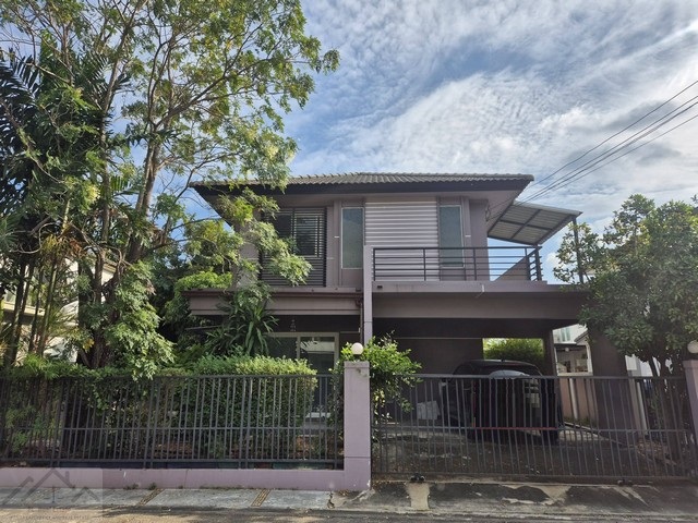 ให้เช่าบ้านเดี่ยว 2 ชั้น 56.5 ตรว. 3 ห้องนอน หมู่บ้านปาริชาต ซอยคุ้มเกล้า 11 ลาดกระบัง *** ราคาเช่า 23,000 บาท/เดือน ติดต่อ:: ชยา โทร/ID Line:: 0942823961   Link Line:: https://line.me/ti/p/3xFA1An8Kcรหัส# T26-626บ้านเดี่ยว 2 ชั้น หมู่บ้านปาริชาต ซอยคุ้มเกล้า 11 ลาดกระบัง• เนื้อที่ 56.5 ตรว.   • 3 ห้องนอน • 2 ห้องน้ำ 1 ห้องครัว• 2 ที่จอดรถในบ้าน • ผ้าม่านและมุ้งลวดครบทั้งหลัง• Renovate บางส่วน ลอกวอลเปเปอร์ทาสีภายในใหม่ทั้งหลัง ยาแนวห้อ�