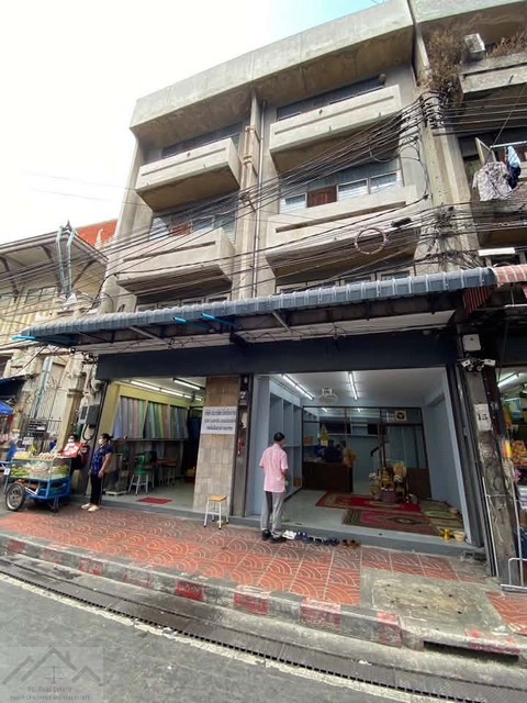 ให้เช่าตึก 5 ชั้นรวมดาดฟ้า 160 ตรม. พร้อมลิฟท์ ย่านเยาวราช ทรงวาด เยาวราช ซอย 25 ตึกมีปรับปรุงแล้ว ติดวัดจักรวรรดิ์  *** ราคาเช่า 35,000 บาท/เดือน ติดต่อ:: ชยา โทร/ID Line:: 0942823961   Link Line:: https://line.me/ti/p/3xFA1An8Kcรหัส# T26-625ตึก 5 ชั้นรวมดาดฟ้า พร้อมลิฟท์ ย่านเยาวราช ทรงวาด เยาวราช ซอย 25 ตึกมีปรับปรุงแล้ว • พื้นที่ใช้สอยประมาณ 160 ตร.ม. • หน้ากว้าง 4 เมตร ลึก 8 เมตร • 4 ห้องน้ำ • ลิฟท์ 1 ตัว • ตึกมีการปรับปรุงเรียบ�