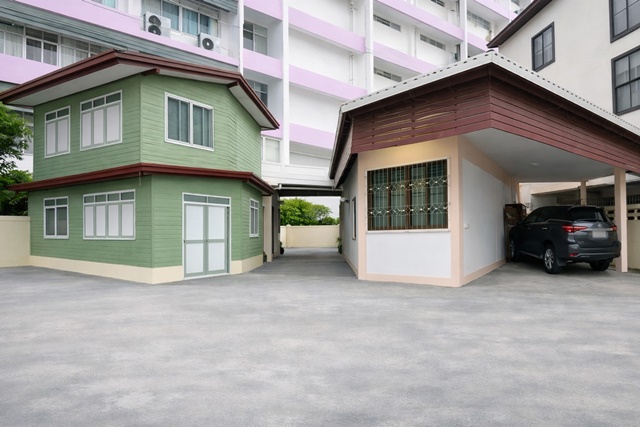 ม.ราชภัฏบ้านสมเด็จเจ้าพระยา 200 ม.บ้านเช่า 2 หลัง 7นอน 4 น้ำ 60ตรว. 240ตร.ม. ใกล้ BIG C อิสรภาพ 199ม. และ BTS วงเวียนใหญ่ 1.1 กม. 18,999-19,999 B-M สี่แยกบ้านแขก MRT อิสระภาพ 11-17 Rajabhat BanSomdej Chaopraya U. 200m. BanKhaek Intersection MRT Isaraphap 11-17 House for Rent 2 Units 7Beds 4Baths 60Sq.wa 240Sq.m. Near BIG C Isaraphap 199m. and BTS Wongwian Yai 1.1 km. 18,999-19,999B-Mถนนอิสรภาพ 11-17 แขวงหิรัญรูจี เขตธนบุรี กรุงเทพมหานคร 10600ขนาด 60 ตรว. 240 ตร.ม.Size 60 Sq.wa 240 Sq.m.บ้านไม้และบ้านปูนในพื้นที่เดียวกัน  บ้านไม้ชั้นบนมี 5 ห้องนอนเล็ก 2 ห้อ�
