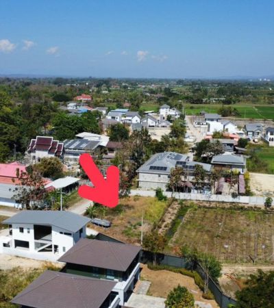 ขาย 1.49 ล้านบาท*ที่ดิน 100 ตร.วา โซนสันผีเสื้อทำเลศักยภาพ ใกล้วงแหวนรอบสามหลังวัดป่าข่อยเหนือเฉลี่ย 14,900 บาท / ตร.วา(ต่ำกว่าตลาดโซนนี้ประมาณ 17,000–20,000 บาท/ตร.วา).รายละเอียดที่ดิน• ขนาด 100 ตารางวา• หน้ากว้างประมาณ 18 เมตร• ลึกประมาณ 22 เมตร• ถนนหน้าที่ดินกว้าง 4 เมตร• อยู่ในโซนที่อยู่อาศัย.จุดเด่นของแปลงนี้• อยู่ในโซนบ้านระดับ 10 ล้านบาทขึ้นไป• รอบๆ มีบ้านสร้างใหม่หลายหลัง• 