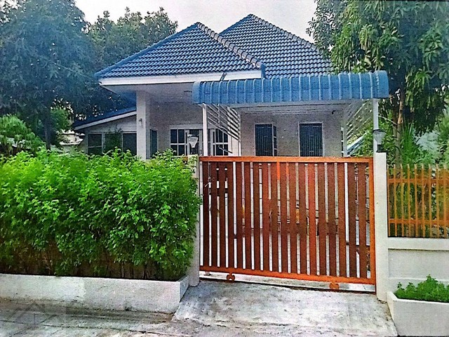 ขายบ้านเดี่ยวชั้นเดียว 120 ตรว. หมู่บ้านกานดา ซอยบางบอน 5 เหลือพื้นที่ด้านข้าง 60 ตรว สร้างบ้านเพิ่มได้ ใกล้โรงเรียนศึกษานารีวิทยา  *** ราคาขาย 3.8 ล้านบาทติดต่อ:: ชยา โทร/ID Line:: 0942823961   Link Line:: https://line.me/ti/p/3xFA1An8Kcรหัส# T26-630บ้านเดี่ยวชั้นเดียว หมู่บ้านกานดา ซอยบางบอน 5 ใกล้ถนนเอกชัย ใกล้วัดบางบอน • เนื้อที่ 120 ตารางวา• 2 ห้องนอน• 2 ห้องน้ำ• 1 ห้องพระ 1 ห้องโถง• ครัวใน , ครัวนอก• หน้าที่ดินกว้าง 