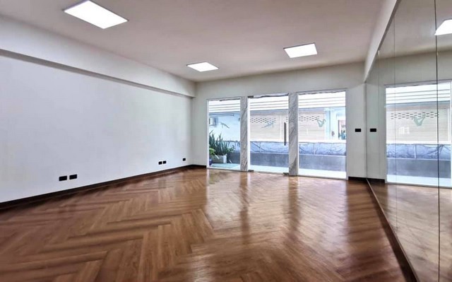 RTJ2244ให้เช่าโฮมออฟฟิศ 5 ชั้น เหมาะทำออฟฟิศ 280 ตรม. โครงการ Park Avenue เอกมัย 14 ติดถนนเอกมัยใกล้  ทางด่วนเอกมัยทรามอินทรา และ  DONKI Mall Thonglorเนื่อที่ 20 ตรว. หน้ากว้าง 5 เมตร พื้นที่ ใช้สอย 280 ตรมสนใจติดต่อคุณเจี๊ยบ 092-851-6969Line: keti2522โฮมออฟฟิศ 5 ชั้น luxury style โครงการ Park avenue เอกมัย• 1 ห้องนอน• 3 ห้องทำงาน• 3 ห้องน้ำ ( ชั้น 1,3,5)• 1 ครัวยุโรป• 2 ที่จอดรถ• โครงการติดถนนเอกมัย ทำเลดี• มีที่จอดรถในโครงการจอดได้หลา