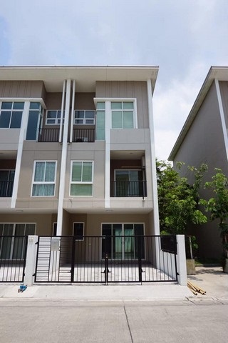 ขายทาวน์โฮมสร้างใหม่ 3ชั้น โครงการ Six Nature Ramintra 109 (ซ.พระยาสุเรนทร์ 24) เนื้อที่ 22 ตรว.รายละเอียดทาวน์โฮม 3 ชั้น เนื้อที่ 22 ตร.ว หลังมุม ตัวบ้านหันทิศใต้ 3 ห้องนอน3 ห้องน้ำแอร์ 3 ตัวจอดรถ 2 คันสิ่งอำนวยความสะดวกในโครงการ- Clubhouse- สระว่ายน้ำ- ฟิตเนส- สวนสาธารณะขนาดใหญ่- กล้อง CCTV ทั่วโครงการ- Access Card Control- ระบบรักษาความปลอดภัยตลอด 24 ชม.สถานที่ใกล้เคียง- ใกล้รถไฟฟ้าสายสีชมพู- ใกล้ทางด่วนเอ�