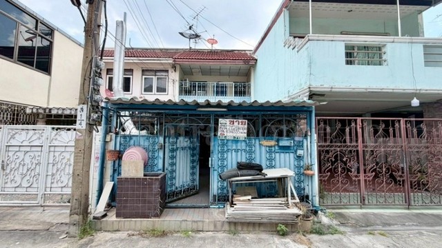 รหัสทรัพย์ : N0874ทาวน์เฮ้าส์ ซอยเขมาเนรมิตร 36 - ประชาราษฎร์สาย 1 บางซื่อที่ตั้ง&nbsp;:&nbsp;ถนนประชาราษฎร์ สาย 1 แขวงบางซื่อ เขตบางซื่อ กรุงเทพมหานคร 10800รายละเอียดทรัพย์- ทาวน์โฮม 2 ชั้น เนื้อที่ 21 ตารางวา พื้นที่ใช้สอย&nbsp;90 ตารางเมตร- 2 ห้องนอน, 2&nbsp;ห้องน้ำ, 1&nbsp;ห้องรับแขก, 1&nbsp;ห้องครัว, 1 ที่จอดรถ- แอร์ 3 เครื่อง, เครื่องทำน้ำอุ่น 1 เครื่อง,&nbsp;ปั๊มน้ำ+แทงค์น้ำ 1 ชุด- ต่อเติมครัวและหลังคาหน