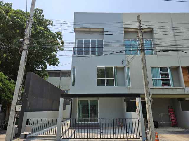 ขายทาวน์โฮม Patio พัฒนาการ 38 ขนาด 26.59 ตร.ว. พื้นที่ใช้สอย 155 ตร.ม. 3 นอน 3 น้ำ หลังมุมหน้าสวน รีโนเวทใหม่ ราคา 5,900,000 บาททาวน์โฮม Pasio พัฒนาการ 38 ทำเลศักยภาพ เดินทางสะดวกขนาดที่ดิน 26.59 ตารางวา พื้นที่ใช้สอย 155 ตารางเมตร3 ห้องนอน 3 ห้องน้ำ 1 ห้องนั่งเล่น 1 ห้องครัวจอดรถได้ 2 คัน บ้านรีโนเวทใหม่ พร้อมเข้าอยู่บ้านหลังแรกในซอยหลัก หน้าบ้านติดสวนโครงการและส่วนกลางถนนกว้าง ติดป้อม รปภ. ใ