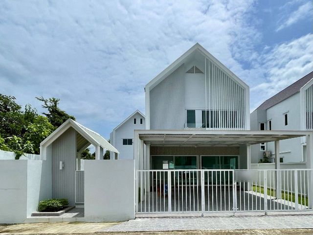 บ้านใหม่ให้เช่า 35,000/เดือน #โซนแม่โจ้–#สันทราย บ้านใหญ่ 2 ชั้น พื้นที่กว้าง เฟอร์นิเจอร์+เครื่องใช้ไฟฟ้าครบ ทำเลดี ใกล้เมือง #หิ้วกระเป๋าพร้อมเข้าอยู่ #ไม่รับสัตว์เลี้ยงรายละเอียดบ้าน• ที่ดิน 59 ตร.ว.• พื้นที่ใช้สอย 200 ตร.ม.• 4 ห้องนอน | 3 ห้องน้ำ• ห้องนั่งเล่น + ห้องครัว• ห้องใต้หลังคา (อเนกประสงค์)• ที่จอดรถ 2 คันสิ่งอำนวยความสะดวก• แอร์ 4 เครื่อง• ทีวี• ตู้เย็น• เครื่อ�