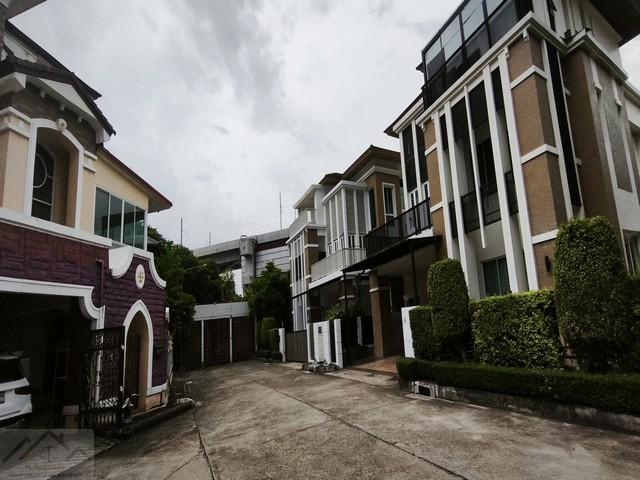 ให้เช่า บ้านเดี่ยว 3 ชั้น บ้านกลางกรุง เดอะนีซ รัชวิภา Baan Klang Krung The Nice Ratchavipha  ตกแต่งเฟอร์นิเจอร์ครบ ใกล้บองมาร์เช่*** ราคาเช่า 120,000 บาท/เดือนติดต่อ คุณช่อผกา โทร 0616198565 LINE 0616198565สำรอง LINE 0812523279 ส่งลิ้งก์ไว้ได้เลยรหัส# T26-591บ้านเดี่ยว 3 ชั้น บ้านกลางกรุง เดอะนีซ รัชวิภา ใกล้บองมาร์เช่• ขนาดที่ดิน 73.6 ตรว.• พื้นที่ใช้สอย 310 ตรม.• 3 ห้องนอน• 5 ห้องน้ำ• 2 ห้องทำงาน• มีครัวไทย และครัวฝรั่ง• มีห้อง