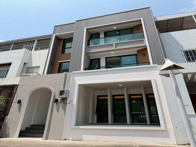 ขายทาวน์โฮม 4.5ชั้น โครงการ โพรมิเน็นท์ เพลส สุขุมวิท101 ปุณณวิถี บ้านรีโนเวทใหม่ทั้งหลัง พร้อมอยู่ทันทีติดต่อ คุณปอ : 061 619 8565ID line: 061 619 8565แอดไลน์กดที่ลิงค์นี้ได้เลยครับ : https://line.me/ti/p/zu0mm-ozFXติดต่อ คุณบิว : 081 252 3279 ID line: 061 787 9691แอดไลน์กดที่ลิงค์นี้ได้เลยครับ : https://line.me/ti/p/SR5Ehdv_q-** รหัส BT129ราคา 13,900,000 บาท ฟรีโอน- ทาวน์โฮม 4.5 ชั้น พร้อมลิฟต์ ส่วนตัว สุขุมวิท101 (Sukhumvit 101) ใกล้ BTS ปุณณวิถี- โครงการ โพรมิเน็นท์ เพล�