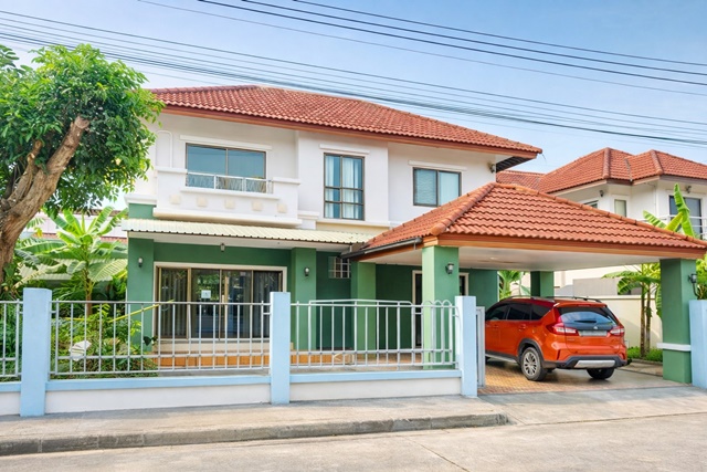 รังสิต-นครนายก บ้านเดี่ยว 2 ชั้น 50 ตร.วา.สุกี้ตี๋น้อย 1.38 กม.ถ.พระองค์เจ้าสายคลอง4 4นอน 200 ตร.ม. 3 น้ำ ใกล้ตลาดรุ่งโรจน์ คลอง 4 500 ม.รังสิตคลอง 4 บ้านหลังใหญ่ 17,998B-M. วิวสวน บรรยากาศร่มรื่น เหมาะอยู่อาศัย เดินทางสะดวก ใกล้รร.นานาชาติสยาม 1.6 กม. โรงพยาบาล รถไฟฟ้า และสิ่งอำนวยความสะดวกครบ เชื่อมถนนหลักได้ง่าย Rangsit-NakhonNayok PhraOng ChaoSai Khlong4 Road 4 bed Two story detached house 50 sq.wa. 200 sq.m. Suki Teenoi 1.38km  3 bath near Rungroj Market Khlong 4 500 m. large home 17,998 B-M garden vie