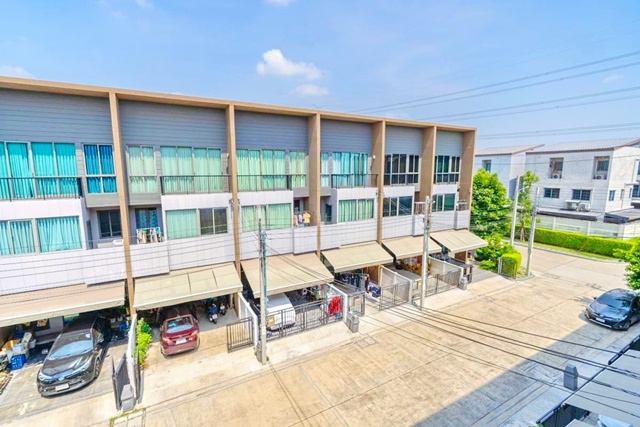 แอร์พอร์ตลิ้งค์ บ้านทับช้าง 2.4 กม. ทาวน์โฮม 3 นอน 3 น้ำ ใกล้ รร.วัดลาดบัวขาว 900 ม.ดีไซน์ทันสมัย 18 ตร.ว. 220 ตร.ม. บ้านใหม่พร้อมอยู่ 32,999 B-M. เงียบสงบ เป็นส่วนตัว เหมาะอยู่อาศัย หรือโฮมออฟฟิศ ใกล้ตลาดซีรอ 1.9 กม.  สถานศึกษา เดินทางสะดวก เชื่อมต่อหลายเส้นทาง บ้านกลางเมืองnear WatLad Buakhao Sch 900m. Rama9 krungthepKreetha 3bed 3bath townhome  modern design 18 sq.wa. 220sq.m. brand new ready to move in rent 32,999B-M. located in area quiet and private suitable for residence or home office near Seero Market 1.9 km. convenient access to Airport Link Ban Thap Chang schoo