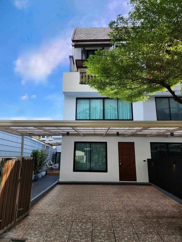 RTJ2247ให้เช่าทาวโฮม หลังมุม 4ชั้น  Areeya Mandarina Village, สุขุมวิท 77 เดินทางสะดวก เพียง 1 นาทีถึงถนนอ่อนนุชและเพียง  3 นาทีถึง MRT สีนุชพื้นที่ใช้สอย 380 ตร.ม. 4 ห้องนอน 4 ห้องน้ํา ที่จอดรถ 3คัน ติดต่อ Agent คุณเจี๊ยบ  Tel: 092-851-6969LINE ID: Keti2522ราคาเช่า 65,000 บาท/เดือน สัญญา 1 ปี มัดจํา 2 เดือน + ล่วงหน้า 1 เดือนซอย หมู่บ้าน อารียา แมนดารีนาแขวงสวนหลวง เขตสวนหลวง กรุงเทพมหานคร 10250 ·ทาวน์เฮาส์กว้างขวางให้เช่าในสุขุ�