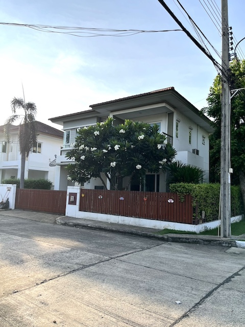 BH4041 ให้เช่าบ้านเดี่ยว 2 ชั้น สราญสิริ รามอินทรา 2 หลังมุม เฟอร์ครบ ใกล้รถไฟฟ้าสายสีชมพู สถานีคู้บอน พร้อมอยู่ติดต่อ Agent คุณบัว (Bua)Tel: 093-646-4597 LINE ID: Bua093ให้เช่าบ้านเดี่ยวโครงการคุณภาพ สราญสิริ รามอินทรา 2 ทำเลศักยภาพ ใกล้รถไฟฟ้าสายสีชมพูและทางด่วน เหมาะสำหรับครอบครัว ต้องการความสงบและความเป็นส่วนตัวราคาเช่า 25000 บาทต่อเดือน รวมค่าส่วนกลางสัญญาขั้นต่ำ 1 ปีมัดจำ 2 เดือน ล่ว