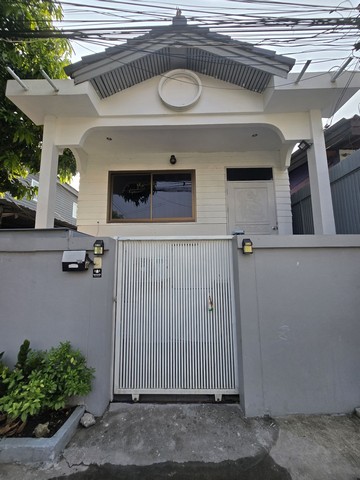 บ้านชั้นเดียว18ตรว.ดอนเมือง สรงประภา•2ห้องนอน  •1ห้องน้ำ  1ห้องรับแขก  1ห้องครัว •แอร์2ตัว  เครื่องทำน้ำอุ่น1เครื่อง•ไม่มีเฟอร์นิเจอร์•มีผ้าม่านทั้งหลัง•จอดรถได้1คัน•อยู่ซอยเทิดราชัน23 แขวงสีกัน เขตดอนเมือง กรุงเทพฯ10210เชื่อมต่อหลายเส้นทางทั้งถนนนาวงพัฒนาถนนสรงประภาถนนวิภาวดีถนนเลียบคลองประปาถนนแจ้งวัฒนะสถานที่ใกล้เคียง-สนามบินดอนเมือง-โรบินสันศรีสมาน-�