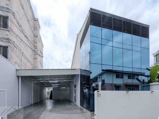 ให้เช่าออฟฟิศพร้อมโกดังขนาดเล็ก 350 ตร.ม. ถนนสรรพาวุธ ใกล้แยกบางนา ตราด ใกล้ BTS อุดมสุข BTS บางนา*** ราคาเช่า 90,000 บาท/เดือน   *** ราคาเช่า 13.5 ล้านบาท ติดต่อ::  ชยา โทร/ID Line:: 0942823961   Link Line:: https://line.me/ti/p/3xFA1An8Kcรหัส# T26-645 ออฟฟิศพร้อมโกดังขนาดเล็ก ถนนสรรพาวุธ ใกล้แยกบางนา ตราด • เนื้อที่ 72 ตร.วา  • พื้นที่ใช้สอยในอาคาร+โกดัง รวม 350 ตร.ม.• พื้นที่โรงจอดรถ 140 ตรม.• เหมาะทำ ออฟฟิต สำนักงาน ที่พักอาศัยสถานที่