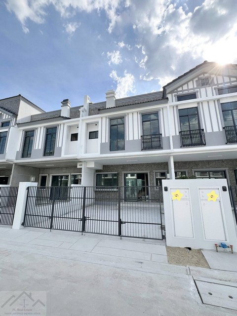 ให้เช่าทาวน์โฮม 2 ชั้น 3 ห้องนอน วิลลาจจิโอ 3 ศรีนครินทร์-บางนา Villaggio 3 Srinakarin-Bangna ใกล้เมกะบางนา **** ราคาเช่า 45,000 บาท/เดือน  ติดต่อ::  ชยา โทร/ID Line:: 0942823961   Link Line:: https://line.me/ti/p/3xFA1An8Kcรหัส# T26-642 ทาวน์โฮม 2 ชั้น โครงการ Villaggio 3 ศรีนครินทร์-บางนา ใกล้ Mega บางนา • ขนาดที่ดิน: 21 ตร.วา  • 3 ห้องนอน  • 3 ห้องน้ำ (ชั้นบน 2 / ชั้นล่าง 1 พร้อมเครื่องทำน้ำอุ่น)• 2 ที่จอดรถในบ้าน (ไม่อนุญาตให้จอดหน้าบ้านข้ามคืน)• บ้านสวย พร้อม�