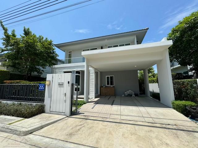 ให้เช่าบ้านเดี่ยว 2 ชั้น 80 ตรว. 4 ห้องนอน โครงการมัณฑนาบางนา-วงแหวน (รามคำแหง 2) ใกล้เมกะบางนาติดต่อ:: ชยา โทร/ID Line:: 0942823961Link Line:: https://line.me/ti/p/3xFA1An8Kcรหัส# T26-582บ้านเดี่ยวหรู โครงการ มัณฑนาบางนา-วงแหวน (รามคำแหง 2) ใกล้เมกะบางนา• ขนาดที่ดิน 80 ตรว• พื้นที่ใช้สอย 220 ตรม• 4 ห้องนอน 4 ห้องน้ำ• 1 ห้องแม่บ้าน 1 ห้องนั่งเล่น + โซนห้องทำงาน• 1 ระเบียงข้างบ้านและหลังคา• 1 ห้องครัว + เค้าเตอร์บาร์• พื้นที�