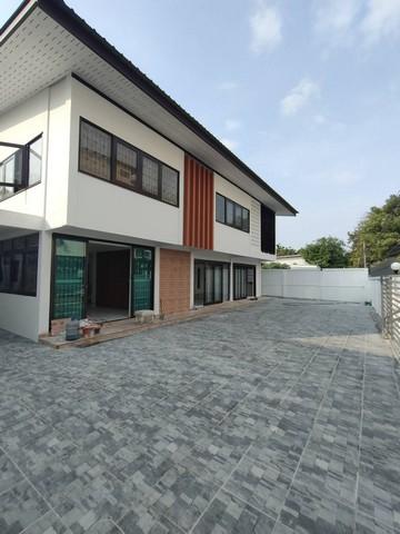 ให้เช่าบ้านเดี่ยว2ชั้น 92 ตร.ว.ย่านโชคชัย4 ลาดพร้าววังหิน เสนานิคมใกล้เลียบด่วนเหมาะอยู่อาศัยและทำโฮมออฟฟิศ*** บ้านเปล่าไม่มีเฟอร์ ***ติดต่อ : คุณภัสพงณ์ 0634098164 , 0813987741Line : deedaa23เนื้อที่ 92 ตารางวา พื้นที่ใช้สอยประมาณ 250 ตารางเมตร จำนวน 2 ชั้น 4 ห้องนอน 3 ห้องน้ำ 2ห้องครัว1ห้องแม่บ้านห้องใหญ่ พร้อมห้องน้ำ จอดรถประมาณ 6-8 คันชั้น1ประกอบด้วย- ห้องโถงขนาดใหญ่- 1ห้องสามรถทำเป็นห้องทำ�