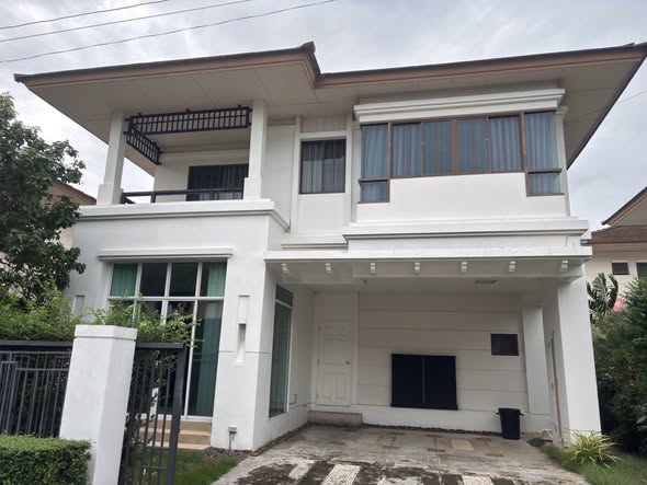 ให้เช่าบ้านเดี่ยว 2 ชั้น 3 ห้องนอน เศรษฐสิริ บางนา-วงแหวน (บางนา กม 7) หลังเมกะบางนา เฟอร์นิเจอร์ พร้อมเข้าอยู่*** ราคาเช่า 55,000 บาท/เดือนติดต่อ:: ชยา โทร/ID Line:: 0942823961Link Line:: https://line.me/ti/p/3xFA1An8Kcรหัส# T26-651บ้านเดี่ยว เศรษฐสิริ บางนา-วงแหวน บางนา กม 7 หลังเมกกะบางนา 200 เมตร• เนื้อที่ 54 ตารางวา • 3 ห้องนอน (ห้องนอนใหญ่ ตกแต่งเป็น walk in closed)   • 3 ห้องน้ำ• 2 ที่จอดรถ • แอร์ 5 ตัว  • เฟอร์นิเจอร์ พร้อมเข้าอยู่ใ�