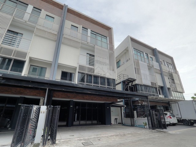 ขายโฮมออฟฟิศ 4 ชั้น 417 ตรม. DISTRICT ดิสทริค เอกมัย-รามอินทรา (รามอินทรา 40) ฟรีบิ้วอิน และระบบพร้อมใช้งาน*** ราคาขายเพียง 15.9 ล้านบาท (ต่อรองได้) ติดต่อ:: ชยา โทร/ID Line:: 0942823961   Link Line:: https://line.me/ti/p/3xFA1An8Kcรหัส# T25-560โฮมออฟฟิศสไตล์โมเดิร์น 4 ชั้น DISTRICT ดิสทริค เอกมัย-รามอินทรา (รามอินทรา 40)  • ขนาดที่ดิน: 44.6 ตร.วา • พื้นที่ใช้สอย: 417 ตร.ม. • 3 ห้องนอน 4 ห้องน้ำ • พร้อมชุดเฟอร์นิเจอร์ครบ, ระบบแอร์, ระบบ LAN และ Wi-Fi • ชุด�