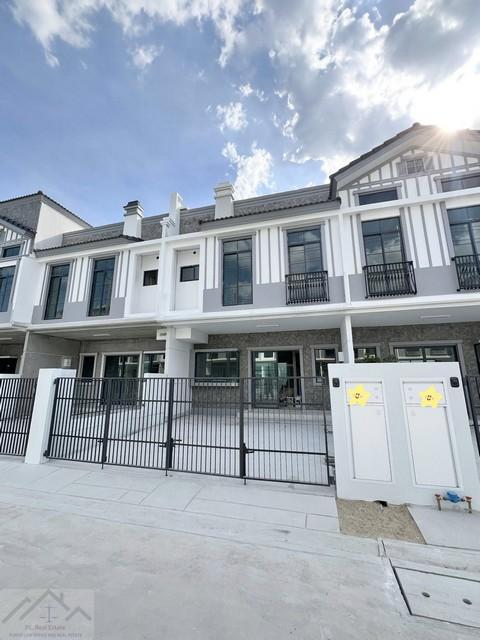 ให้เช่าทาวน์โฮม 2 ชั้น 3 ห้องนอน วิลลาจจิโอ 3 ศรีนครินทร์-บางนา Villaggio 3 Srinakarin-Bangna ใกล้เมกะบางนาติดต่อ:: ชยา โทร/ID Line:: 0942823961Link Line:: https://line.me/ti/p/3xFA1An8Kcรหัส# T26-642ทาวน์โฮม 2 ชั้น โครงการ Villaggio 3 ศรีนครินทร์-บางนา ใกล้ Mega บางนา• ขนาดที่ดิน: 21 ตร.วา• 3 ห้องนอน• 3 ห้องน้ำ (ชั้นบน 2 / ชั้นล่าง 1 พร้อมเครื่องทำน้ำอุ่น)• 2 ที่จอดรถในบ้าน (ไม่อนุญาตให้จอดหน้าบ้านข้ามคืน)• บ้านสวย พร้อมอยู่ เฟอร์ + เครื่องใช้ไฟฟ้า�
