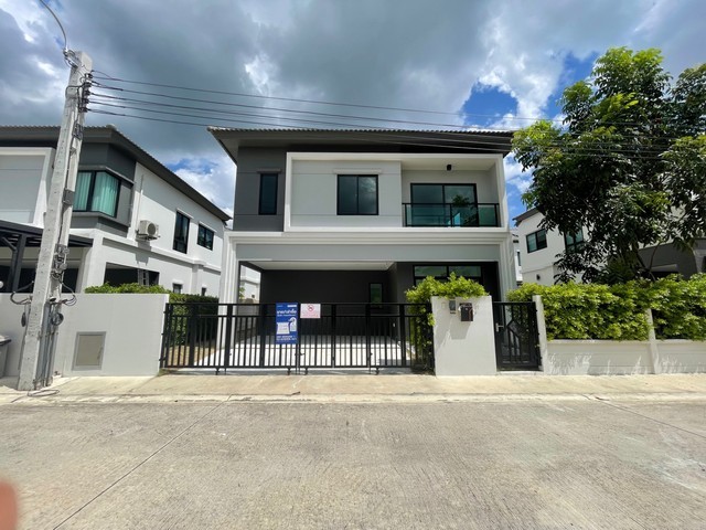บ้านเดี่ยวสไตล์ Modern British ใกล้วงแหวนและรามอินทรา เหมาะสำหรับครอบครัวที่ต้องการบ้านในโครงการคุณภาพบ้านสภาพพร้อมใช้งานในโครงการ เหมาะสำหรับครอบครัวที่ต้องการบ้านทำเลดี เดินทางสะดวก และมีศักยภาพสำหรับอยู่อาศัยระยะยาวรายละเอียดทรัพย์- ประเภททรัพย์ บ้านเดี่ยว- โครงการ แกรนด์บริทาเนีย วงแหวน รามอินทรา- เนื้อที่ 53 ตารางวา- 3 ห้องนอน 3 ห้องน้ำ- ที่จอดรถ 2 คัน- ทำเล 