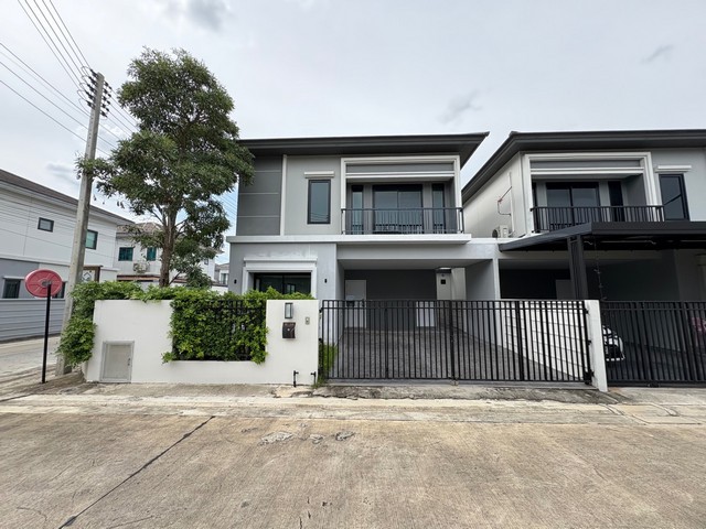 บ้านสไตล์อังกฤษบนทำเลหทัยราษฎร์ เชื่อมต่อวงแหวนและโซนจตุโชติ เหมาะกับครอบครัวที่ต้องการความเป็นส่วนตัวบ้านสภาพพร้อมใช้งานในโครงการ เหมาะสำหรับครอบครัวที่ต้องการบ้านทำเลดี เดินทางสะดวก และมีศักยภาพสำหรับอยู่อาศัยระยะยาวรายละเอียดทรัพย์- ประเภททรัพย์ บ้านแฝด- โครงการ บริทาเนีย วงแหวน จตุโชติ- เนื้อที่ 36 ตารางวา- 3 ห้องนอน 3 ห้องน้ำ- ที่จอดรถ 2 คัน- ทำเล ล