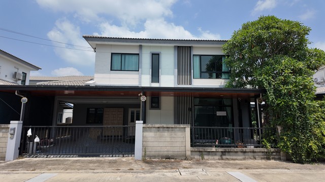    ขายบ้านเดี่ยว 2 ชั้น โครงการ คาซ่าวิลล์ วงแหวน-จตุโชติ  เขตคลองสามวา กรุงเทพฯ  แขวงสามวาตะวันตก เขตคลองสามวา กรุงเทพมหานคร  ราคา  5,190,000  บาท  (ราคาต่อรองได้)  รายละเอียดทรัพย์ -  เนื้อที่ 53.5 ตร.ว.  พื้นที่ใช้สอย 138 ตร.ม. -  3 ห้องนอน 3 ห้องน้ำ   -  ที่จอดรถ 2 คัน -  บ้านหันไปทางทิศ ตะวันออกเฉียงใต้  พิกัดทรัพย์ : https://maps.app.goo.gl/6BfS6nWV5tob9UME8  สถานที่ใกล้เคียง   -  โรงเรียนสารสาสน์วิเทศสายไหม -  โรงพย�