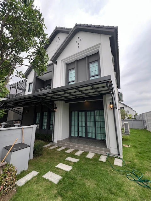 BH3959 ให้เช่าบ้านเดี่ยว Centro บางนา ใกล้ Mega Bangna บ้านหรู 4 ห้องนอน 303 ตร.ม. ซอยไพรเวท เงียบสงบ Fully Furnishedติดต่อ Agent คุณบัว (Bua)Tel: 093-646-4597 LINE ID: Bua093ราคาเช่า 140,000 บาท/เดือนราคาขาย 19,900,000 บาทให้เช่าบ้านเดี่ยวโครงการ Centro บางนา ทำเลศักยภาพติด Mega Bangna ซอยไพรเวททั้งซอยมีเพียง 4 หลัง เงียบสงบ เป็นส่วนตัวสูง เหมาะสำหรับครอบครัวและชาวต่างชาติทำเล: Centro บางนา ตำบลบางแก้ว อำเภอบางพลี จังหวัดสมุทรปราการใกล้ Mega B