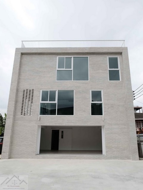 ให้เช่า - ขายอาคารสำนักงาน 4 ชั้น 600 ตร.ม. ซอยนาคนิวาส 15 ลาดพร้าว 71 เลียบด่วน ทำเลศักยภาพ เข้าออกได้หลายเส้นทาง ใกล้เลียบด่วนรามอินทรา*** ราคาเช่า 129,000 บาท / เดือน *** ราคาขาย 35 ล้านบาท ( ขายพร้อมอาคาร + ที่ดินด้านข้าง รวม 180 ตร.วา) ติดต่อ:: ชยา โทร/ID Line:: 0942823961   Link Line:: https://line.me/ti/p/3xFA1An8Kcรหัส# T26-662 อาคารสำนักงาน 4 ชั้น นาคนิวาส ซอย 15 (ลาดพร้าว 71)• ทำเลศักยภาพ เดินทางสะดวก เข้าออกได้หลายเส้นทาง ใกล้เ�
