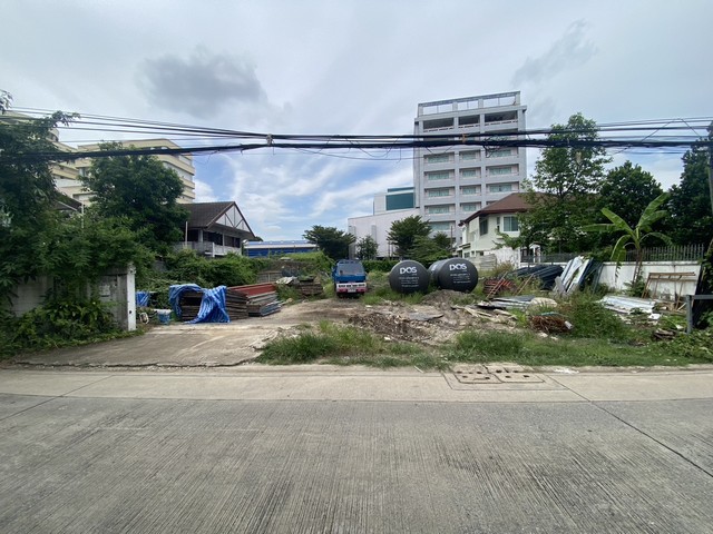 ขายที่ดินแปลงใหญ่สวย 191.6 ตรว. รัชดาภิเษก 32 หน้ากว้างสวย เหมาะสร้างบ้าน, สำนักงาน ใกล้ ม.ราชภัฎจันทรเกษม *** ราคาขาย 35 ล้านบาท ติดต่อ:: ชยา โทร/ID Line:: 0942823961   Link Line:: https://line.me/ti/p/3xFA1An8Kcรหัส# T26-660 ที่ดินเปล่าแปลงใหญ่ ซอยรัชดาภิเษก 32 ใกล้ ม.ราชภัฎจันทรเกษม • ขนาด 191.6 ตารางวา • หน้ากว้างติดถนนประมาณ 20 เมตร ลึก 40 เมตร• ถนนซอยกว้าง สภาพแวดล้อมดี ใกล้เคียง::• ใกล้ราชภัฏจันทรเกษม • ใกล้ BTS รัชโยธิน • �
