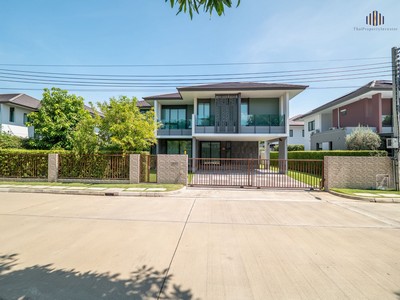 บ้านเดี่ยว Luxury ขนาดใหญ่ ในทำเลทวีวัฒนา เศรษฐสิริ ทวีวัฒนา ที่ดินมากกว่า 100 ตร.ว. หาได้ยากในราคานี้.TPI-3081.ที่ตั้ง : หมู่บ้านเศรษฐสิริ ทวีวัฒนา กรุงเทพฯ  Google Maps : https://maps.app.goo.gl/BQ4qnfgnydNrtabc6?g_st=ic.บ้านเดี่ยวระดับ Luxury จาก Sansiri ดีไซน์หรู สไตล์ Modern Classic ฟังก์ชันครบสำหรับครอบครัวใหญ่ บนที่ดินขนาดใหญ่ Rare Item ของโครงการ ให้ความเป็นส่วนตัวสูง พร้อมพื้นที่ใช้สอยกว้างขวาง รองรับการใช้ชีวิตระดับพรีเ�