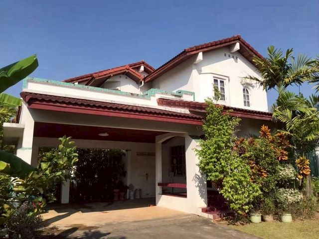 โซนหนองหอย ขายเพียง 7.5 ล้าน 167 ตรว. #ปาล์มสปริง บ้านเดี่ยว 2 ชั้น #หลังมุม เนื้อที่เยอะ ทำเลน่าอยู่ #ใกล้โรงเรียนวารี #สนามบินเพียง 5 นาทีขนาดที่ดิน 167 ตร.วา3 ห้องนอน4 ห้องน้ำPalm Spring | โซนหนองหอย เชียงใหม่โครงการคุณภาพ บรรยากาศสงบ เป็นส่วนตัว เหมาะสำหรับครอบครัว เดินทางเข้าเมืองสะดวกมากจุดเด่นบ้าน• บ้านหลังมุม พื้นที่เยอะ โปร่งสบาย• หันหน้าทิศตะวันออก รับลมดี แสงเช้า