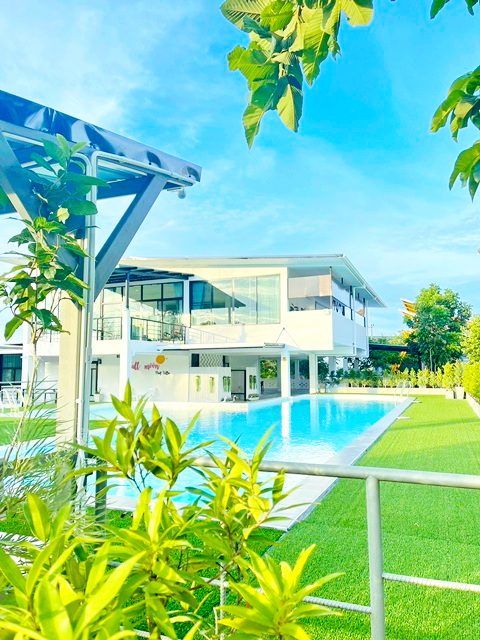 คฤหาสน์ Pool Villa วิวเขาใหญ่ วัดหนองตะกู 1 กม. คฤหาสน์ 2ชั้น พักตากอากาศสไตล์พูลวิลล่าเขาใหญ่ 4-5 นอน 5 น้ำ ขนงพระ ปากช่อง ใกล้ตลาดสดขนงพระ 900 ม. และ ที่ดิน 2 ไร่ 800 ตร.ม.79,999-149,999 B-M.สระเกลือส่วนตัว รองรับกลุ่มใหญ่ จอดรถ 5-10 คัน พื้นที่สวนกว้างเป็นส่วนตัวสูง ถ.มิตรภาพ WatNong Takoo 1 km. 4-5 bed 5-bath pool villa vacation home in Khao Yai Khanong Phra Pak Chong 900 m. from Khanong Phra fresh market and 1 km. from Wat Khanong Phra Tai Land area 2 rai 800 sq.m. Price 79,999-149,999 B-M. Stunning mountain views private saltwater pool parking for 5-10 cars spacious private garden on Mittr
