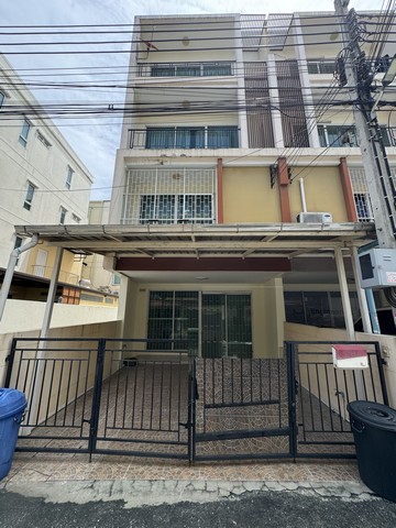 RT01956 ให้เช่าโฮมออฟฟิศ 4 ชั้น โครงการ ปรัชญา biz home@on nut 67 ประเวศ ใกล้สนาบินสุวรรณภูมิโครงการ,ปรัชญา biz home@on nut 67ที่อยู่ : 567/45 ถนนอ่อนนุช แขวงประเวศ เขตประเวศ กรุงเทพมหานคร 10250เนื้อที่ 24 ตารางวา  4ชั้นพื้นที่ใช้สอย ในบ้าน 150 ตารางเมตร3 ห้องนอน4 ห้องน้ำ 1 ห้องทำงานไหญ่ราคาเช่า 26,000 บาท / เดือนProject, Philosophy of Biz Home @ On Nut 67Address: 567/45 On Nut Road, Prawet Subdistrict, Prawet District, Bangkok 10250Land Area: 24 square wah, 4 floorsHouse Usable Area: 150 square meters3 Bedrooms4 Bathrooms1 Large OfficeRental Price: 26,000 baht/monthต�