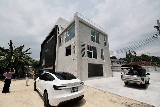 ให้เช่าอาคารสร้างใหม่4ชั้น 600 ตร.ม.พร้อมแอร์ ย่านลาดพร้าว71นาคนิวาสโชคชัย4ใกล้เลียบด่วนMRTลาดพร้าว71ราคาเช่า 129,000 บาท / เดือนราคาขาย 35 ล้านบาท ( ขายพร้อมอาคาร + ที่ดินด้านข้าง รวม 180 ตร.วา)ที่ตั้ง ถนนนาคนิวาส ซอยนาคนิวาส แขวงลาดพร้าว ลาดพร้าว กรุงเทพมหานคร 10230https://www.facebook.com/profile.php?id=61581484955548ติดต่อ : คุณภัสพงณ์ 0634098164Line : deedaa23พื้นที่ใช้สอย 600 ตารางเมตร อาคาร 4 ชั้น ภายในอาคารจอดได้ 4 คัน รวมที�