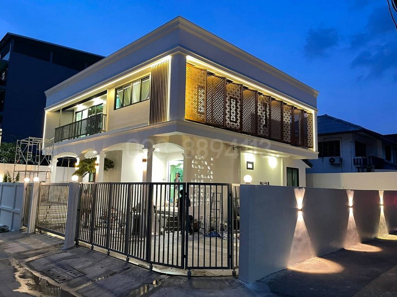บ้านเดี่ยวหลังมุม โซนนวมินทร์ ประเสริฐมนูกิจ นวลจันทร์ บางกะปิ ลาดพร้าวราคา 9.85 ล้านบาท (9,850,000 บาท)ค่าโอนคนละครึ่งรายละเอียดตัวบ้าน- บ้านเดี่ยวหลังริม สไตล์ Modern Craftmanship - ขนาดบ้าน 66 ตร.วา - พื้นที่ใช้สอย 350 ตร.ม.- 3 ห้องนอน | 3 ห้องน้ำ | 6 ที่จอดรถ** จุดเด่นทำเลและการเดินทาง- บ้านตั้งอยู่ใจกลางจุดเชื่อมต่อรถไฟฟ้าถึง 4 สาย และใกล้ทางด่วน ทำให้การเข้าเมืองเป็นเรื่องง่ายรถไฟฟ้า�