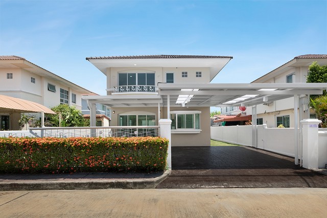  ราคาพิเศษเพียง 3.75 ล้านบาท  บ้านเดี่ยว 2 ชั้น รีโนเวทใหม่ หมู่บ้าน ศุภาลัย วิลล์ วงแหวน-รัตนาธิเบศร์ ใกล้ส่วนกลางโครงการ ทำเลดีในซอยคลองถนน ใกล้รถไฟฟ้า                       พื้นที่ : 52 ตร.ว. พื้นที่ใช้สอย : 180 ตร.ม. 3 ห้องนอน 2 ห้องน้ำ  ที่จอดรถ 2 คัน บ้านเลขที่ 79/365 ซอยจามจุรี 4 จุดเด่นของบ้าน โรงจอดรถมีหลังคาพร้อมใช้งาน จอดรถได้ สูงสุด 2 คัน พื้นโรงจอดรถปูด้วยคอนกรีตสแตมป์ ชั้น 1 ปูกระ�
