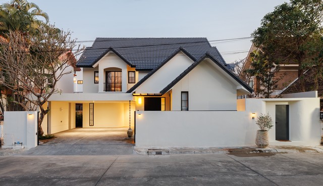 บ้านเดี่ยวหรูสไตล์ Modern English พร้อมสระว่ายน้ำส่วนตัว ในโครงการพฤกษาทอง เชียงใหม่ ทำเลศักยภาพใกล้เมือง รายล้อมด้วยโรงเรียนนานาชาติ โรงพยาบาล และแหล่งไลฟ์สไตล์ชั้นนำ เหมาะสำหรับครอบครัว ผู้บริหาร หรือผู้ที่มองหาบ้านหรูพร้อมอยู่ในเชียงใหม่รายละเอียดบ้าน บ้านเดี่ยว 2 ชั้น พร้อมสระว่ายน้ำระบบเกลือ 5 ห้องนอน 4 ห้องน้ำ ที่ดิน 86 ตารางวา พื้นที่ใช้สอย 300 ตารางเมตรจ�