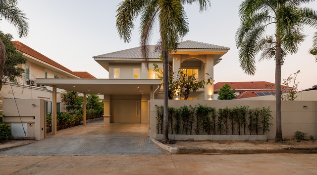  ขาย Pool Villa หรู แปลงมุม โครงการพิมุกต์ 4 เชียงใหม่Luxury Corner Pool Villa for Sale in Pimuk 4 Chiang Maiพูลวิลล่าหรูพร้อมอยู่ บนทำเลศักยภาพใกล้ Central Festival และโรงเรียนนานาชาติ เหมาะทั้งอยู่อาศัยและลงทุนปล่อยเช่ากลุ่ม Expat จุดเด่นทรัพย์ บ้านเดี่ยวแปลงมุม ให้ความเป็นส่วนตัวสูง สระว่ายน้ำระบบเกลือส่วนตัว ยาว 13 เมตร ตกแต่งครบทั้งหลัง พร้อมเฟอร์นิเจอร์และบิวท์อิน ดีไซน์ Open Plan โปร่งโล่ง หรูหรา มีห้องนอน