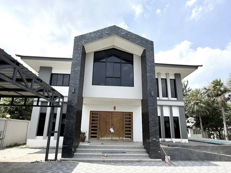 LM26-0039 บ้านเดี่ยว ไทรน้อย 200 ตร.วบ้านเดี่ยว พื้นที่เยอะ พร้อมสระว่ายน้ำโครงการ :  #บ้านเดี่ยวทำเล : #ไทรน้อยพื้นที่ : 200 ตร.ว vาย: 14,000,000 บาทเช่า : 50,000 บ : เดือนฟังก์ชั่น :  4 ห้องนอน 6 ห้องน้ำ 4 จอด1 ห้องครัว ,1 ห้องแม่บ้านมีห้องน้ำตัว,บ้านอเนกประสงค์ข้างบ้าน 2 ห้องไฟบ้าน 30 แอมป์ 3 เฟส ทิศหน้าบ้าน : เหนือบันไดกว้าง บ้านหลังใหญ่มีเนื้อที่เยอะ  โถงนั่งเล่นเพดานสูง ประดับโคมระย้า ห้องนอน�