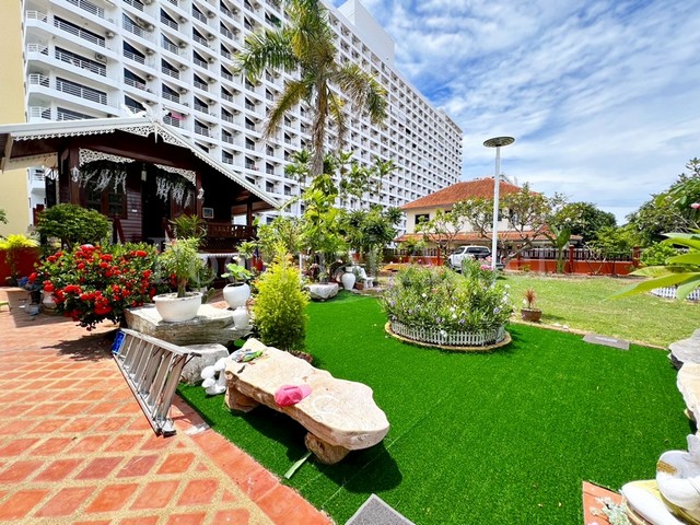 ขายบ้านไม้สัก 2 ชั้น 2 หลัง พร้อมที่ดิน 210 ตารางวา หมู่บ้าน Royal Park Village ถนนเทพประสิทธิ์ บางละมุง ชลบุรี (หลังริม)  ชายถูกมาก พิกัดที่ตั้ง : ถนนเทพประสิทธิ์ ตำบลหนองปรือ อำเภอบางละมุง จังหวัดชลบุรี รายละเอียดทรัพย์ - ขนาดที่ดิน 210 ตารางวา  หน้ากว้าง 40 เมตร ลึก 21 เมตร  (แปลงริม) - พื้นที่ใช้สอยตัวบ้านรวม ประมาณ 440 ตารางเมตร - ภายในที่ดิน มีบ้านไม้สัก จำนวน 2 หลัง เรือนหลังใหญ่ และ 