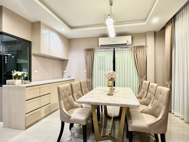 ให้เช่าบ้านเดี่ยว นิรติ ดอนเมือง Nirati Donmueang ใกล้สนามบินดอนเมือง เดินทางสะดวก เหมาะพักอาศัย ถนนเชิดวุฒากาศ แขวงสีกัน เขตดอนเมืองรหัส P675ค่าเช่า 95,000 บาท/เดือน สัญญาขั้นต่ำ 1 ปีติดต่อ คุณช่อผกา โทร 0616198565 LINE 0616198565สำรอง LINE 0812523279 ส่งลิ้งก์ไว้ได้เลย-นิรติ ดอนเมือง Nirati Donmueang บ้านสวย พร้อมอยู่ ทำเลศักยภาพ ใกล้สนามบินดอนเมือง-ที่ดิน 50.2 ตร.ว.-พื้นที่ใช้สอย 227 ตร.ม.-4 ห้องนอน 4 ห้องน้ำ-1 ห้องอเน�