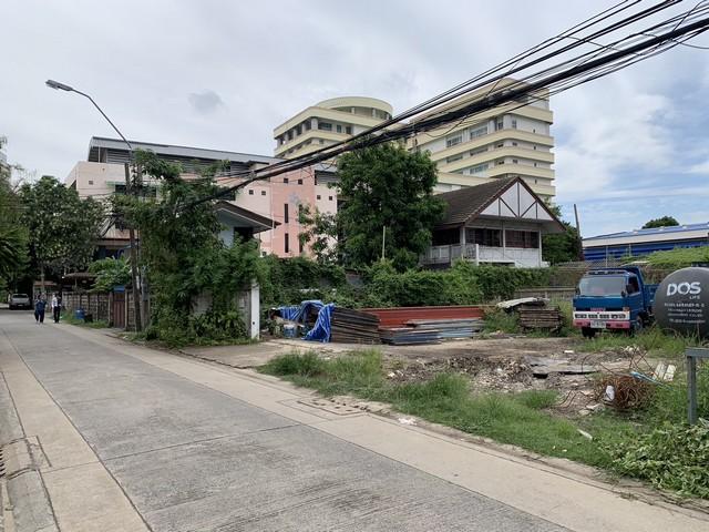 ขายที่ดินแปลงใหญ่สวย 191.6 ตรว. รัชดาภิเษก 32 หน้ากว้างสวย เหมาะสร้างบ้าน, สำนักงาน ใกล้ ม.ราชภัฎจันทรเกษมติดต่อ:: ชยา โทร/ID Line:: 0942823961Link Line:: https://line.me/ti/p/3xFA1An8Kcรหัส# T26-660ที่ดินเปล่าแปลงใหญ่ ซอยรัชดาภิเษก 32 ใกล้ ม.ราชภัฎจันทรเกษม• ขนาด 191.6 ตารางวา• หน้ากว้างติดถนนประมาณ 20 เมตร ลึก 40 เมตร• ถนนซอยกว้าง สภาพแวดล้อมดีใกล้เคียง::• ใกล้ราชภัฏจันทรเกษม• ใกล้ BTS รัชโยธิน• รถไฟฟ้าสายสีเหลือง, MRT ล