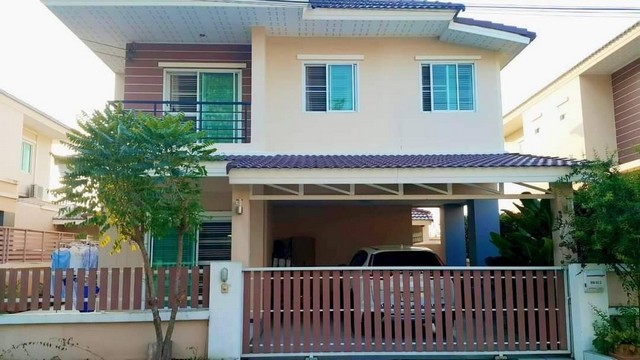 ขายและให้เช่าบ้านเดี่ยว 2 ชั้น หมู่บ้านมณีรินทร์วิลเลจ หนองมน หน้าบ้านไม่ชนใคร โทร. 095-196-4242 (คุณจุ๊)Line ID : jll689WhatsApp : wa.me/66951964242FB page : https://www.facebook.com/ChulaluckHomeliving/รายละเอียด- เนื้อที่ 50 ตารางวา / พื้นที่ใช้สอย 160 ตารางเมตร- หันหน้าทิศตะวันออก- 3 ห้องนอน (ขยายห้องนอน Master room)  3 ห้องน้ำ- 1 ห้องครัว (ครัว)  - 1 ห้องรับแขก- จอดรถได้ 2 คันของแถม- ตู้เสื้อผ้า 2 ตู้ / เตียงนอนขนาด 6 ฟุต 2 เตียง / แอร์ 2 ตัว / เครื่องทำน้ำอุ�