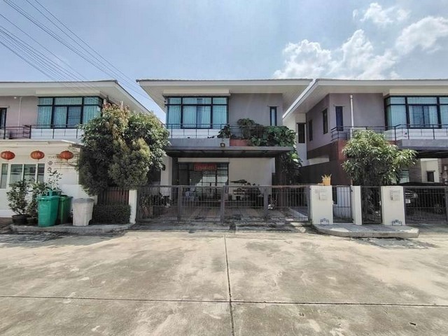    ขายบ้านเดี่ยว 2 ชั้น โครงการ บ้านเปี่ยมสุข รัตนาธิเบศร์ - บางบัวทอง   ตำบลพิมลราช อำเภอบางบัวทอง นนทบุรี  ราคา  4,000,000  บาท  (ราคาต่อรองได้)  รายละเอียดทรัพย์ -  เนื้อที่ 42.9 ตร.ว.   พื้นที่ใช้สอย 112 ตร.ม. -  3 ห้องนอน 3 ห้องน้ำ   -  ที่จอดรถ 2 คัน -  บ้านหันไปทางทิศ  พิกัดทรัพย์ : https://maps.app.goo.gl/YRf2voiJ3dK8qZGi9  สถานที่ใกล้เคียง   -  โรงพยาบาลบางบัวทอง -  ไทวัสดุ บางบัวทอง -  แม็คโคร สาขาบางบัวทอง -  โลตัส บางก